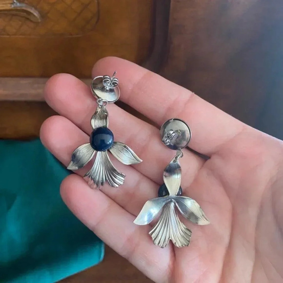 Fleur de Lis  1950s Tin Floral Design Pierced Earrings with Navy Cabachon - Picture 5 of 6